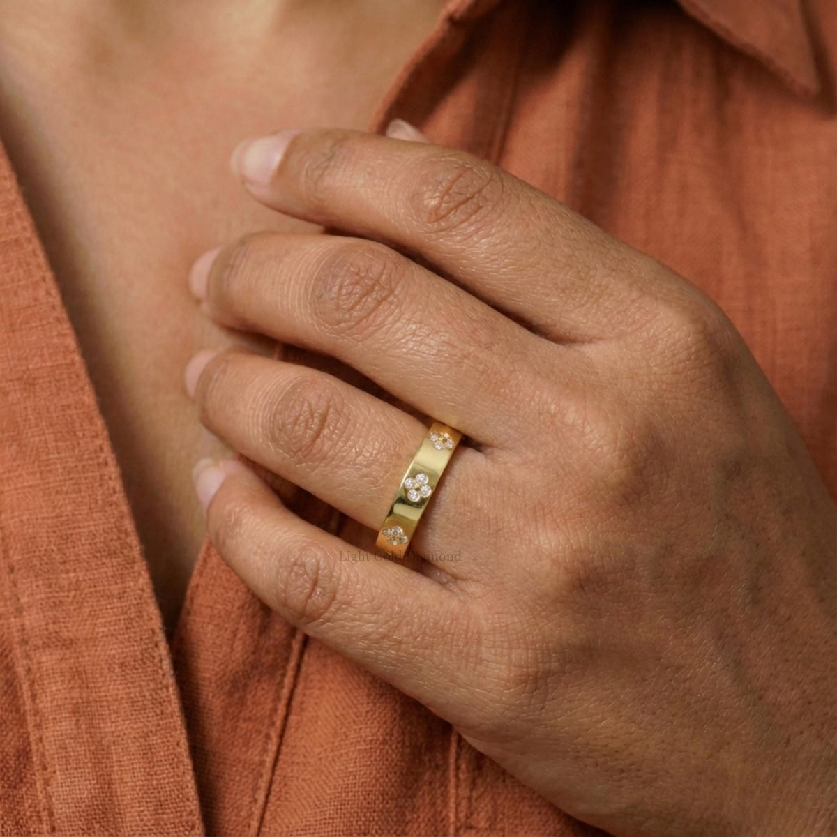 Flush Set Diamond Gold Wedding Band middel finger 